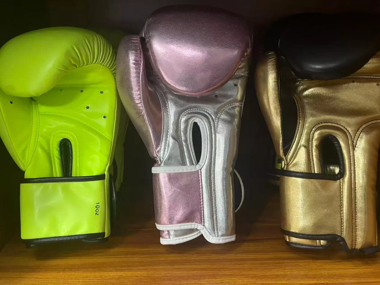 Vilka är de viktigaste skillnaderna mellan boxningshandskar och MMA-handskar för stridsträning?