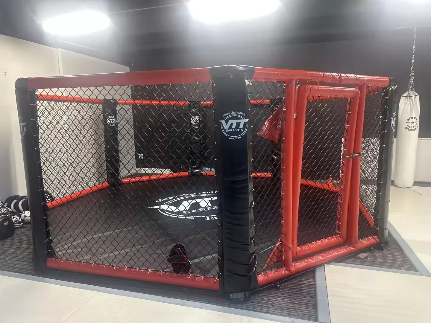 Hur kan en anpassad MMA-oktagon balansera säkerhet, hållbarhet och varumärkesvisning i ett högintensivt stridsgym?